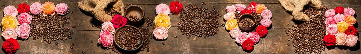 F-1614 Скинали зерна кофе и цветы на деревянном фоне