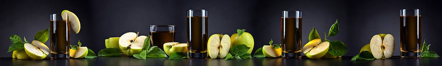 E-578 Скинали яблоки и сок в стаканах